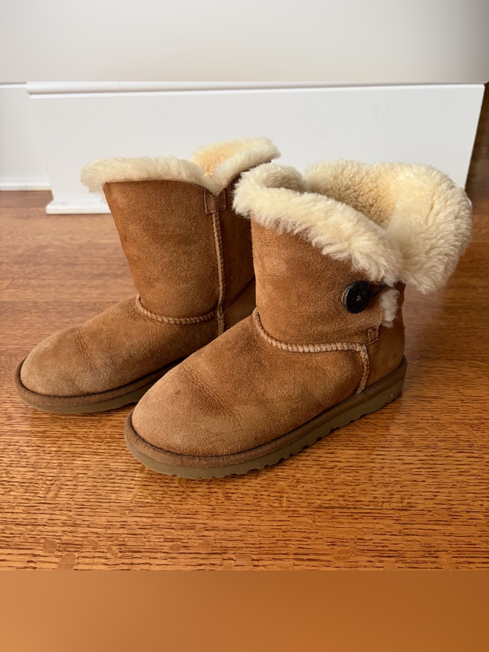 UGG Australia Bailey Button Boots Kids Sz K3 Chestnut Brown Suede Sheepskin 5991